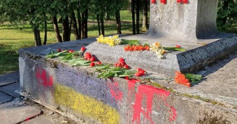 В Екабпилсе неизвестные облили мемориал советским воинам краской