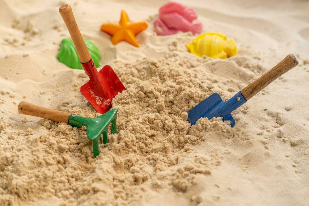 В песочнице детского сада нашли миллионы шекелей