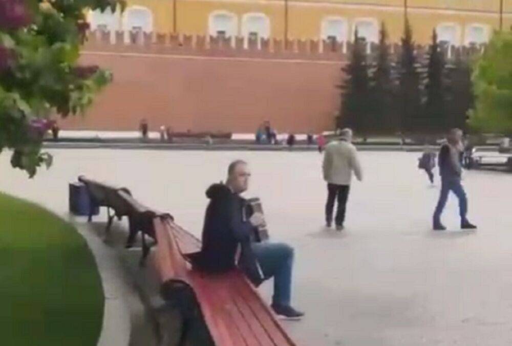"Снимают, подтанцовывают": украинская "Червона калина" уже гремит под стенами Кремля, видео
