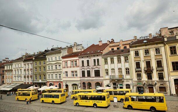 Во Львове выставили школьные автобусы с игрушками в память о погибших детях