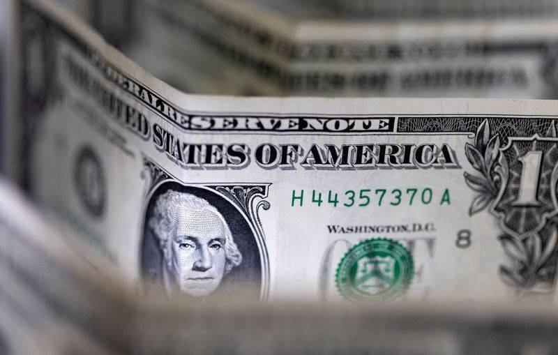 Доллар упал ниже 57 рублей, евро — ниже 60 рублей