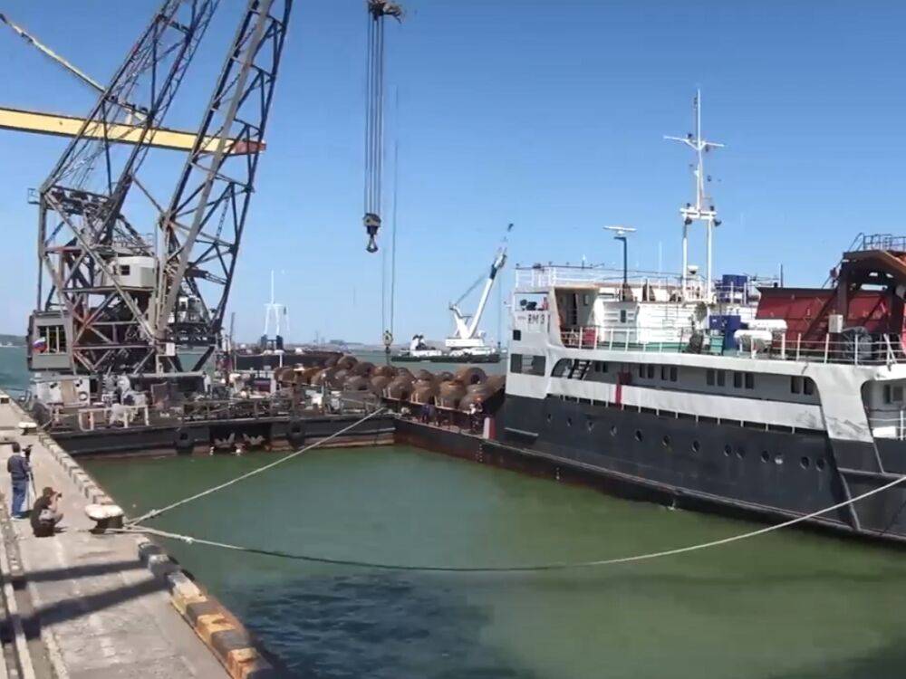 В Ростов пришло второе судно РФ с украденным в Мариуполе металлом