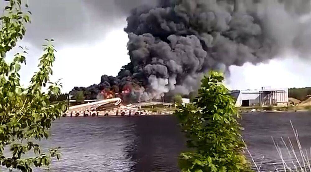 Опасный пожар на россии: горит склад в порту - видео