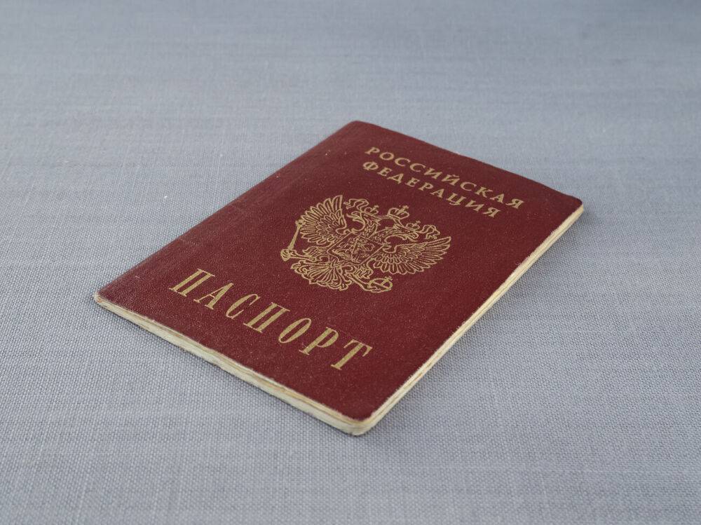 "Украинцы не воспринимают эту туалетную бумагу". Во временно оккупированных Мелитополе и Херсоне российские паспорта получили около 50 человек