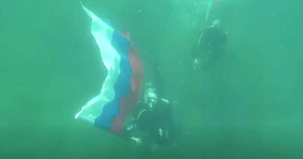 Флаг России достиг дна. В Крыму под толщей Черного моря установили триколор (видео)