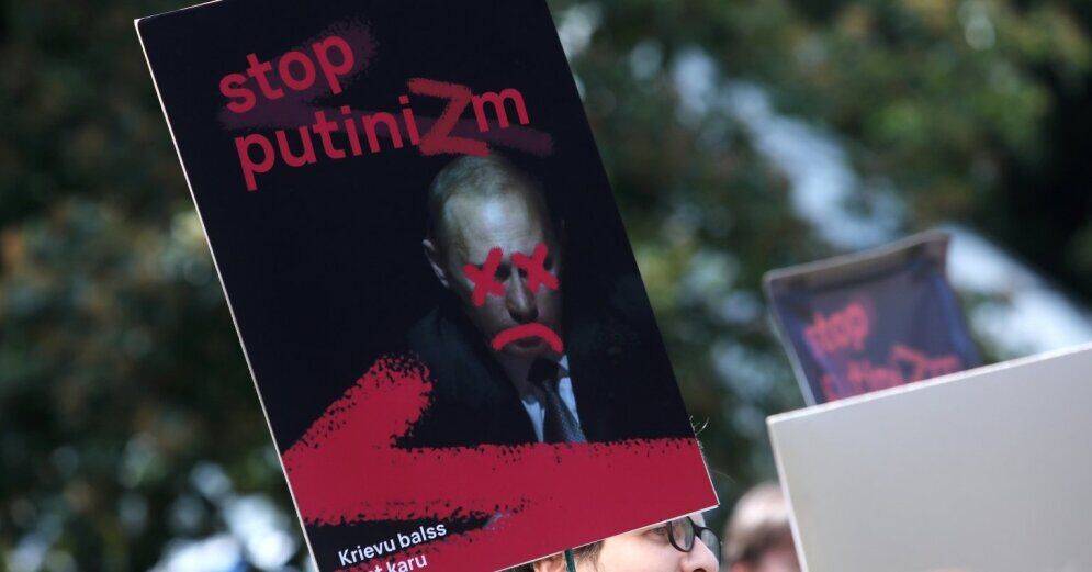 ФОТО: В Риге у посольства России прошел антивоенный митинг