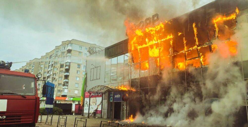 Наслідки "визволення": У Лисичанську згорів торговий центр і загинуло 3 людини внаслідок обстрілу