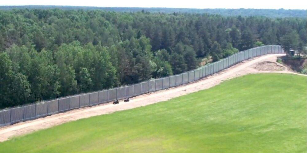 Польша показала, как выглядит 140-километровая стена на границе с Беларусью — видео