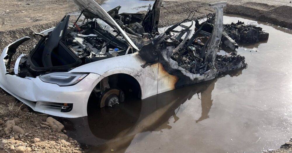 Разбитый электромобиль Tesla самовоспламенился через три недели после ДТП (видео)