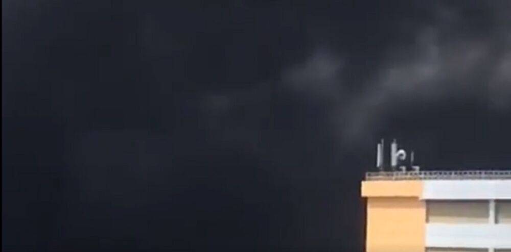 Небо в Подмосковье стало черным после взрывов, кадры очевидцев: "Ни дня без пожаров"