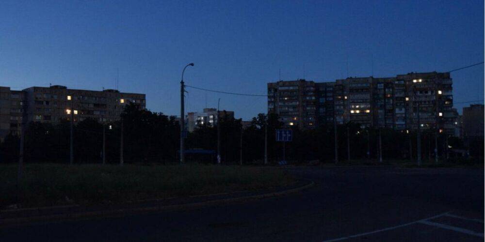 «Зато фоточки хорошие». Оккупанты в Мариуполе дали электричество, но разрешают включать не более одной лампочки в квартире — советник мэра