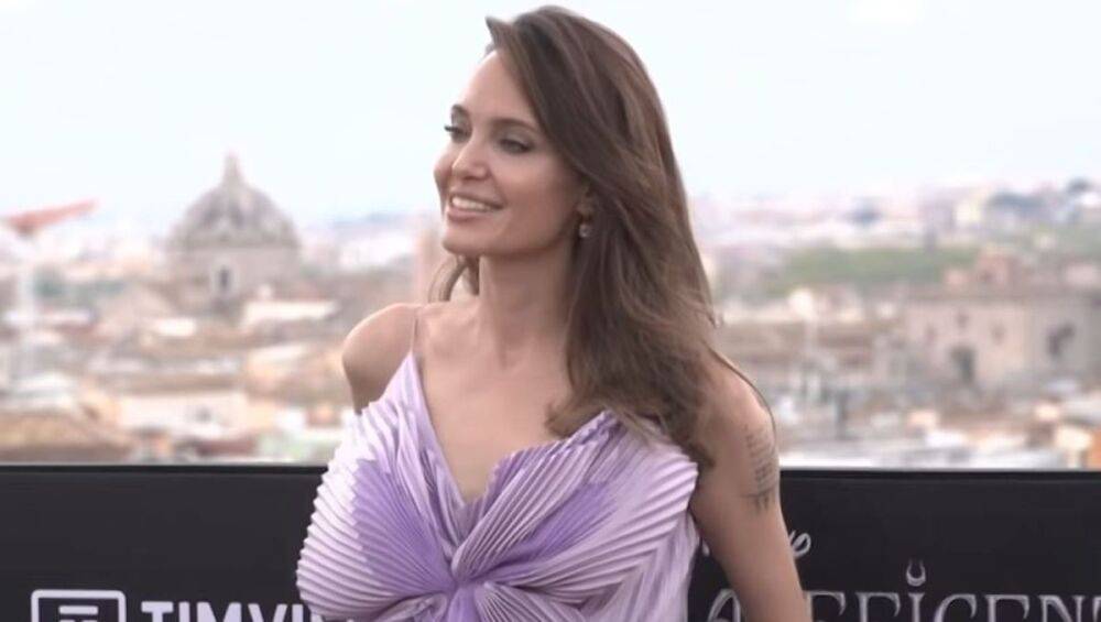 Джоли в дизайнерском платье с открытым верхом озадачила фигурой: "Ты не красивая, когда слишком худая"