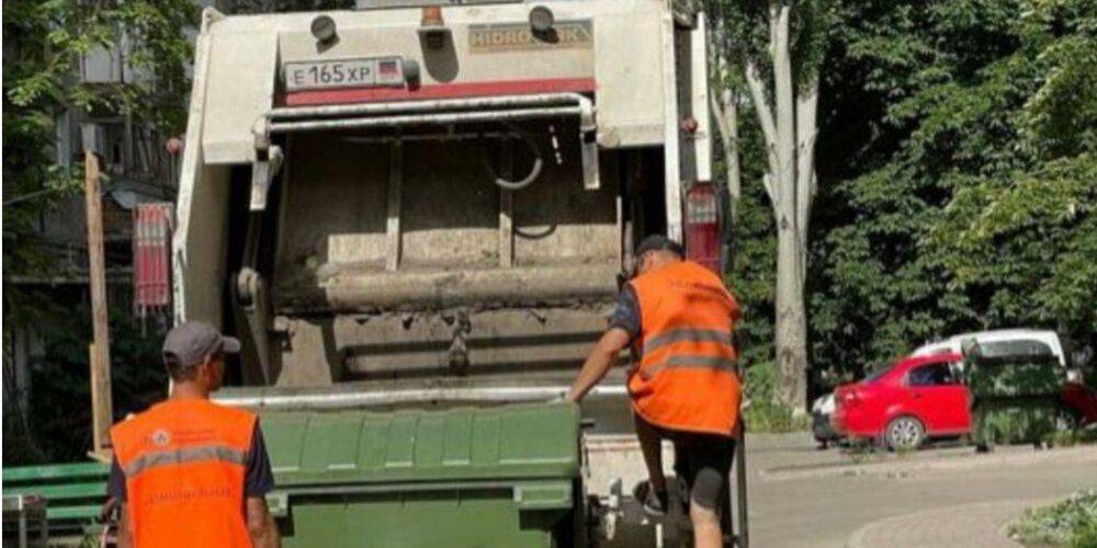 В Мариуполе оккупанты выдали украденные мусоровозы за подарок от России