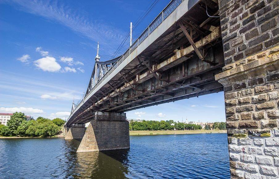 В Твери с моста сняли девушку