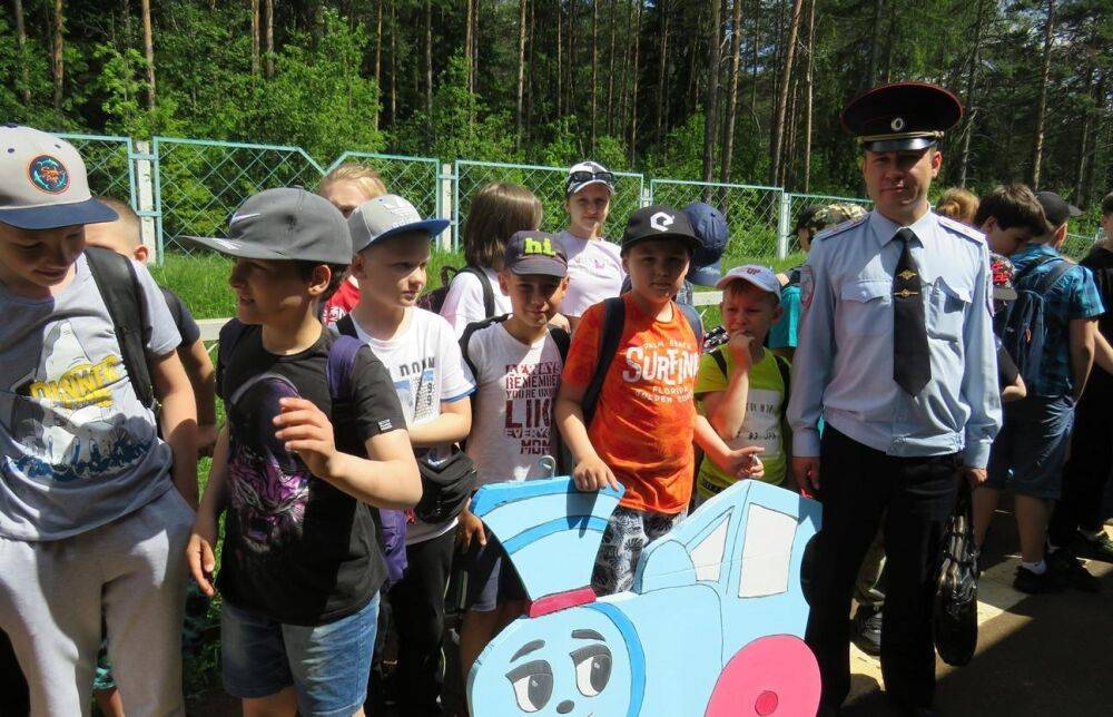 В детском лагере «Тверца» под Тверью транспортные полицейские провели занятие по безопасности
