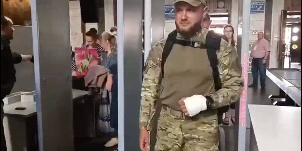 Украинские защитники. На железнодорожном вокзале Киева аплодисментами встретили раненого бойца Национальной Гвардии — видео