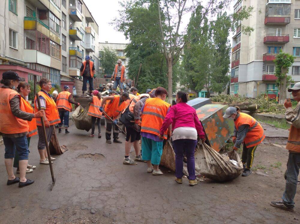 Попри все: у Лисичанську комунальники продовжують підтримувати чистоту (фото)