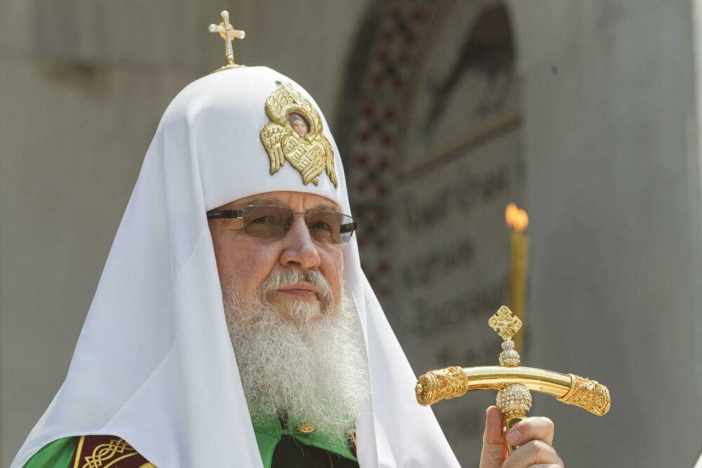 Первые санкции против патриарха Кирилла, который поддерживает войну