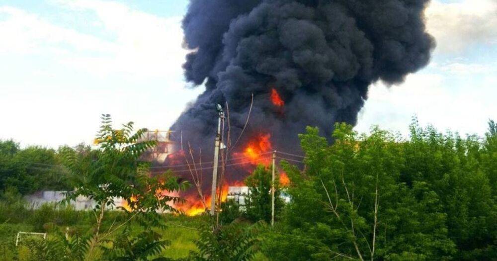 Спасатели два часа тушили пожар на химзаводе в Запорожской области