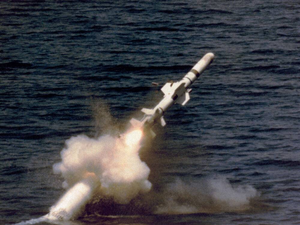 Российский буксир в Черном море поразили американской ракетой Harpoon - BBC