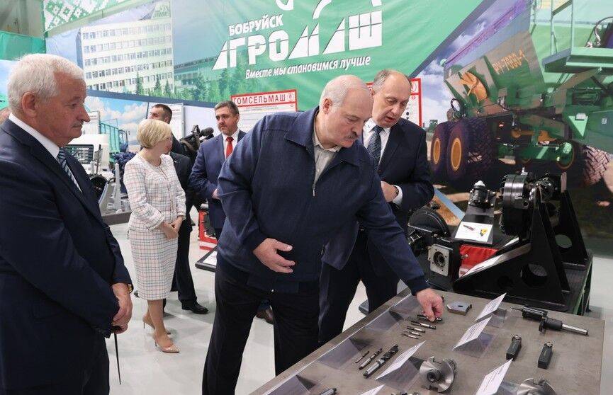 Лукашенко посетил предприятия Бобруйска и откровенно ответил на самые «горячие» вопросы. Подробности рабочей поездки в Могилевскую область
