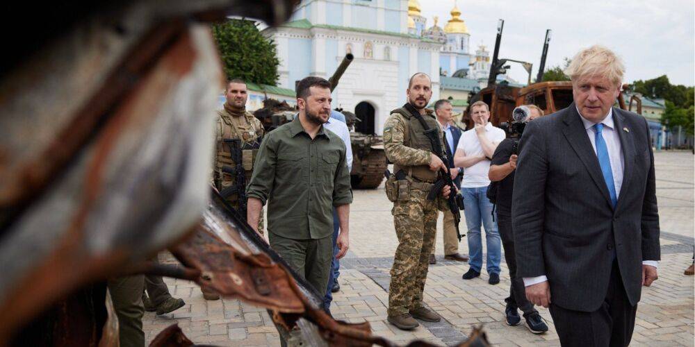 Зеленский показал Джонсону уничтоженную российскую технику в центре Киева — фоторепортаж