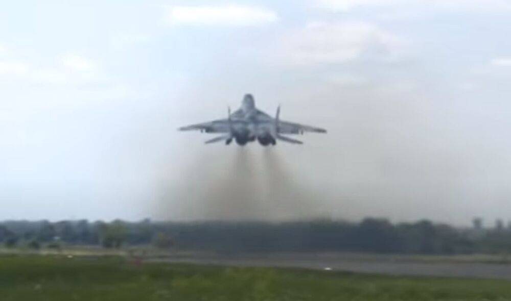 Авиация ВСУ нанесла мощный удар по оркам на Донеччине: а в самом городе весь день гремит военная часть - видео