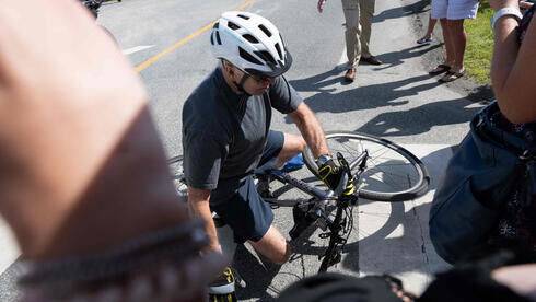 Видео: Джо Байден упал с велосипеда во время утренней прогулки