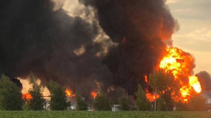 Во время тушения нефтебазы на Днепропетровщине взорвался резервуар, погиб спасатель