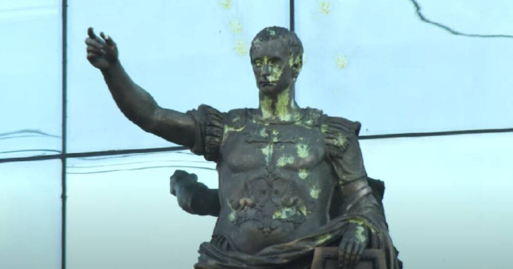 В Петербурге из пейнтбольного ружья обстреляли статую Путина в образе римского императора (ФОТО, ВИДЕО)