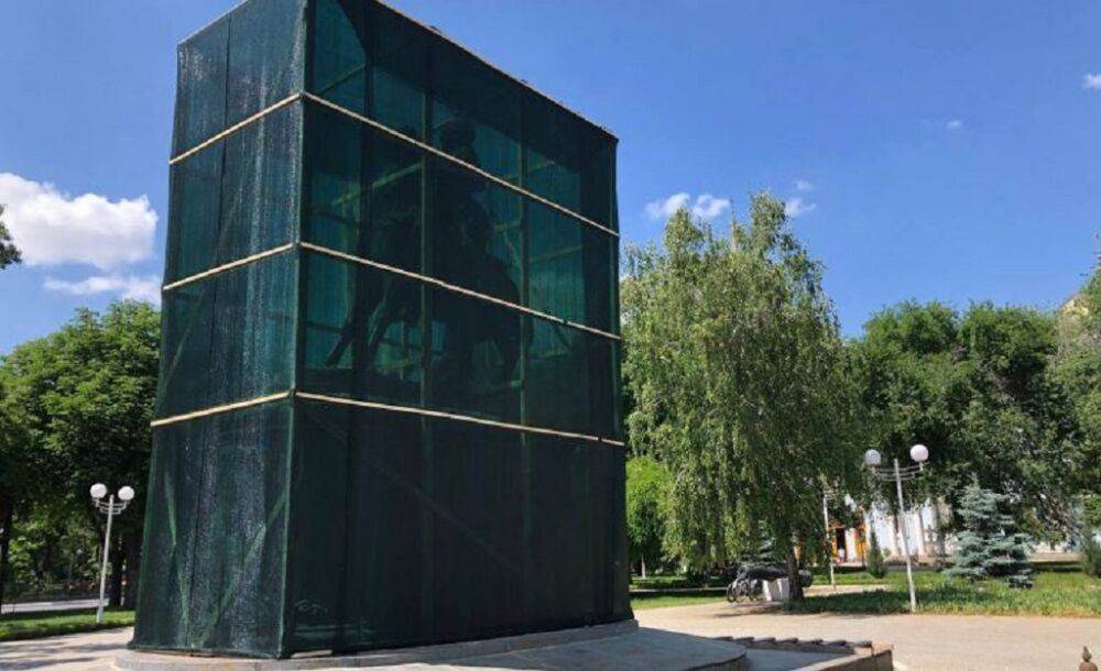 В Измаиле памятник Суворову посадили в клетку | Новости Одессы