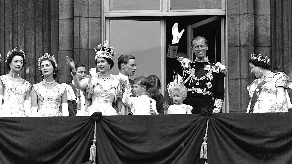 "Десятилетия достижений" и "уверенный взгляд в будущее": Елизавета II отмечает 70-летие правления