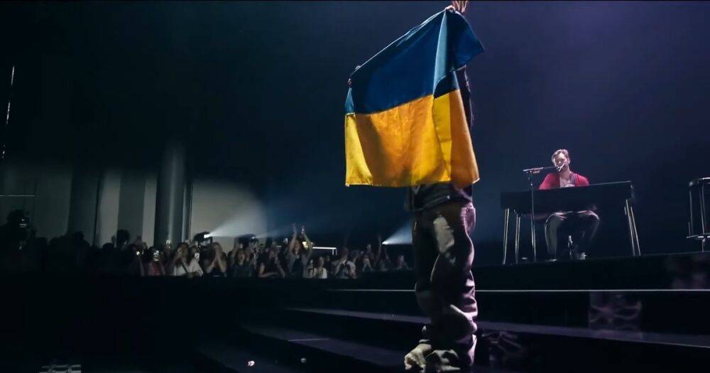 Билли Айлиш на своем концерте поцеловала украинский флаг (видео)