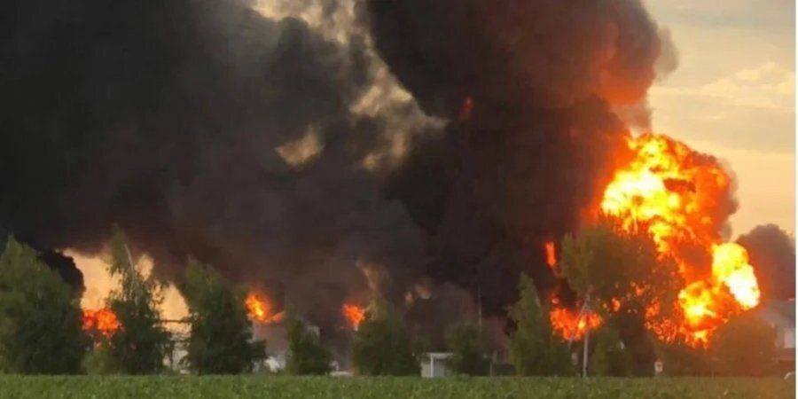 Атака РФ по Днепропетровской области: спасатели вторые сутки тушат пожар на нефтебазе
