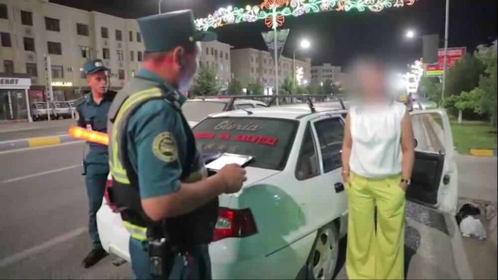 "Отставить, хоп". В Карши оштрафовали пьяную пассажирку, высунувшую ноги из салона автомобиля. Видео