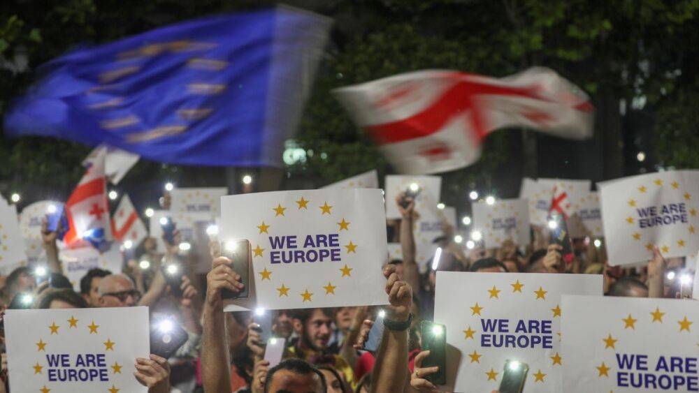 В Грузии состоялся многотысячный митинг в поддержку Евроинтеграции
