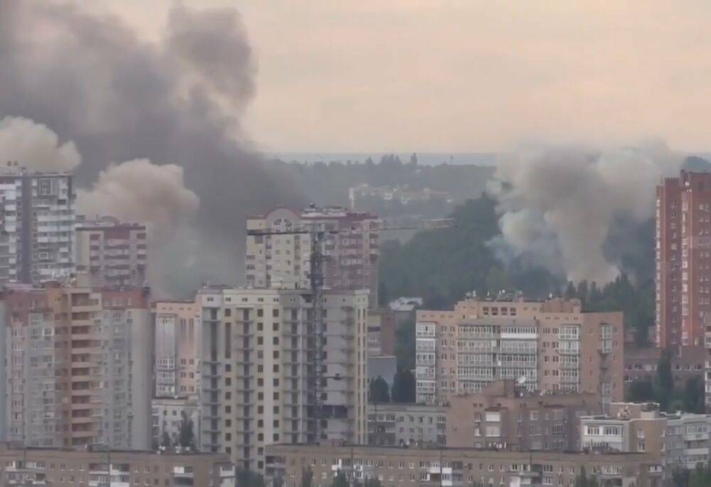 Город дрожит от взрывов: в Донецке уничтожен еще один огромный склад боеприпасов - рвалось полдня. Видео