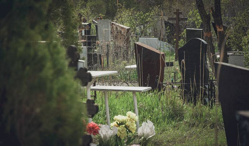 В Ишиме неизвестные разгромили могилы на городском кладбище