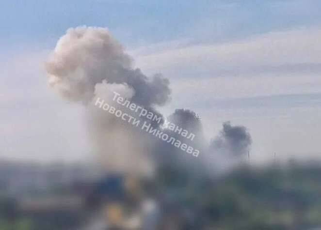 Мощные взрывы в Николаеве: над городом поднялся столб дыма