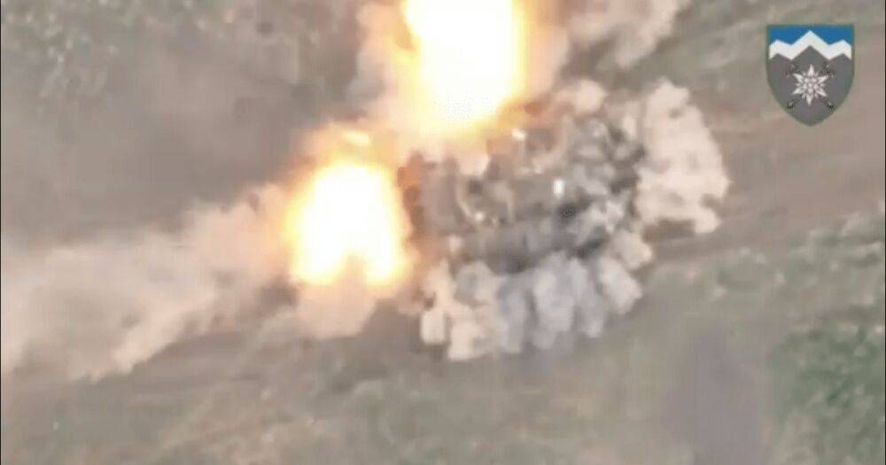 Украинские военные поразили российский танк в кормовую часть (видео)