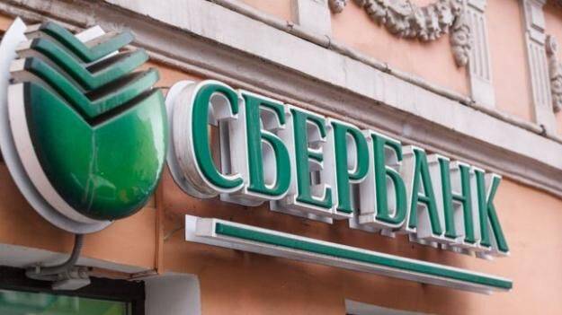 Российские «Сбербанк» и ВТБ приостановили валютные переводы