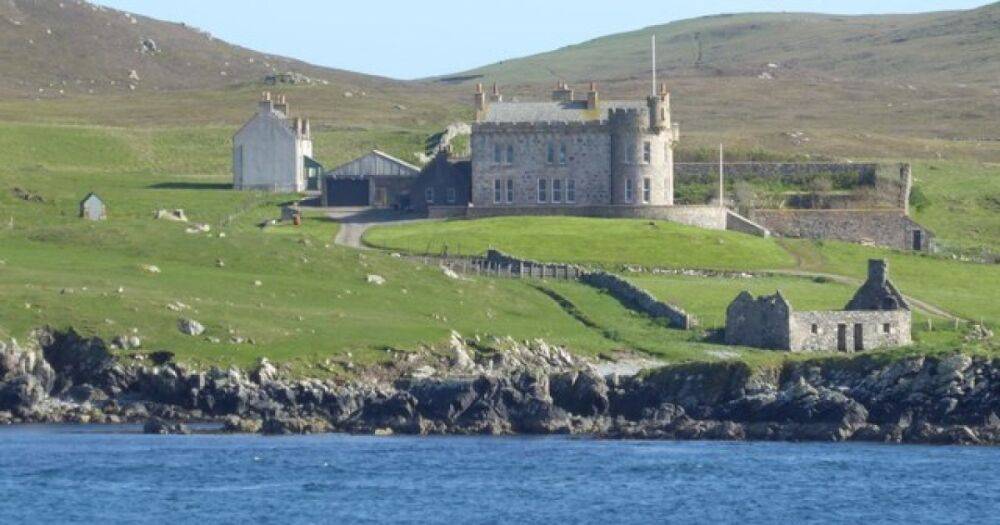 В Британии выставили на продажу приватный остров с замком и стадом овец