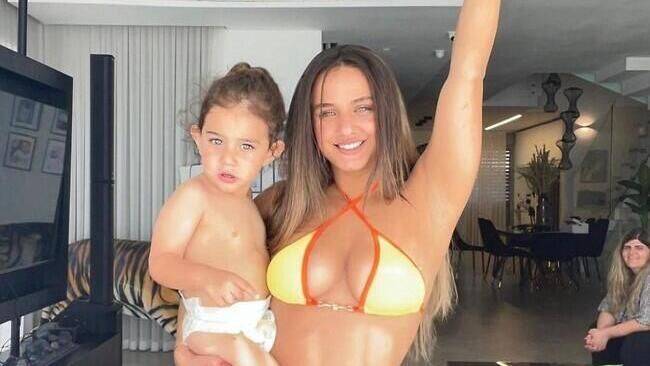 Израильская певица сфотографировалась в откровенном бикини с сыном на руках и вызвала бурю