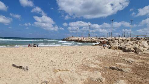 "Просто чудо, что здесь никто не утонул": дикий пляж в Ашкелоне стал опасной ловушкой