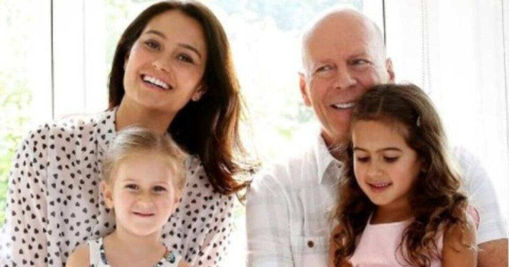 Жена Брюса Уиллиса показала его новое фото с дочерьми