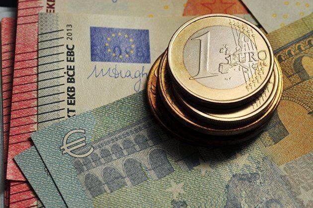 Курс евро на Мосбирже упал ниже 56 рублей впервые с мая 2015 года