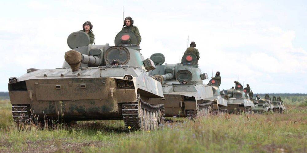 Военные Беларуси размещают на границе с Украиной деревянные муляжи танков — Минобороны