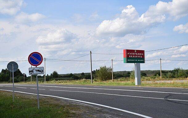 На границах с Украиной Беларусь размещает деревянные муляжи танков