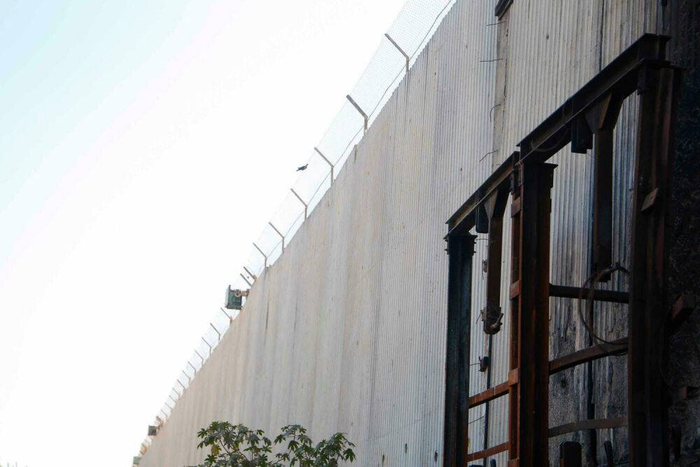ЦАХАЛ начал строить бетонную стену на границе с ПА в Шароне