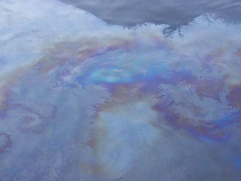 Нефтяное пятно размером 200 кв. м обнаружили в акватории Волги в Астрахани